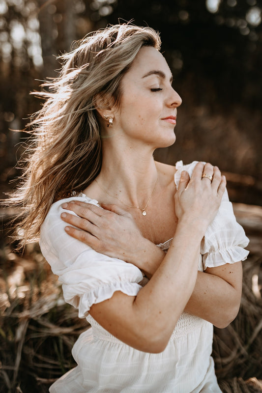 model with boho vibes wearing gold circle pendant necklace in gold vermeil.