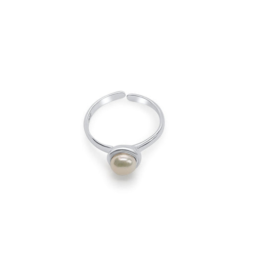 freshwater pearl ring, featuring a modern and minimalist design