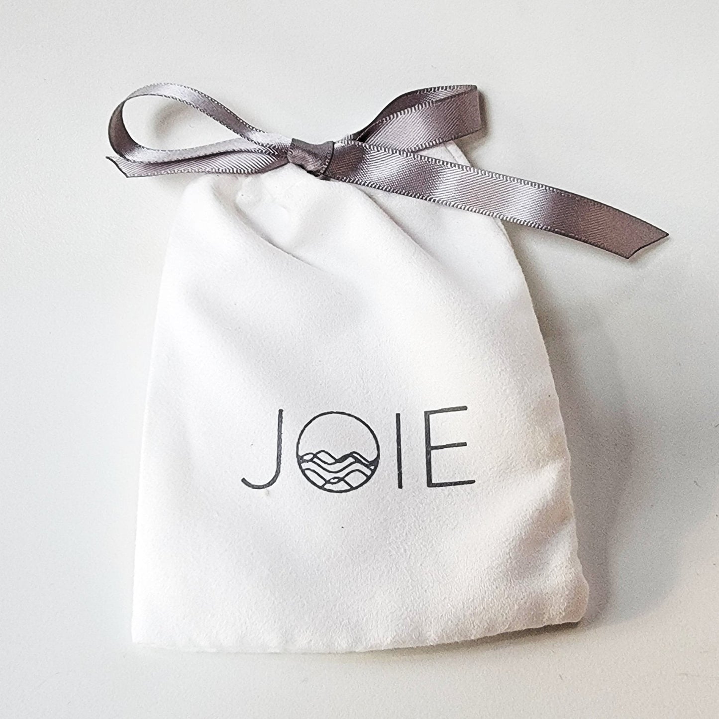 <img src="//www.joiedesigns.ca/cdn/shop/files/secret-santa-gift-bags-neklaces-506173.jpg?v=1733208116&width=1946" alt="<img src="//www.joiedesigns.ca/cdn/shop/files/secret-santa-gift-bags-neklaces-506173.jpg?v=1733208116&amp;width=1946" alt="" srcset="//www.joiedesigns.ca/cdn/shop/files/secret-santa-gift-bags-neklaces-506173.jpg?v=1733208116&amp;width=246 246w, //www.joiedesigns.ca/cdn/shop/files/secret-santa-gift-bags-neklaces-506173.jpg?v=1733208116&amp;width=493 4