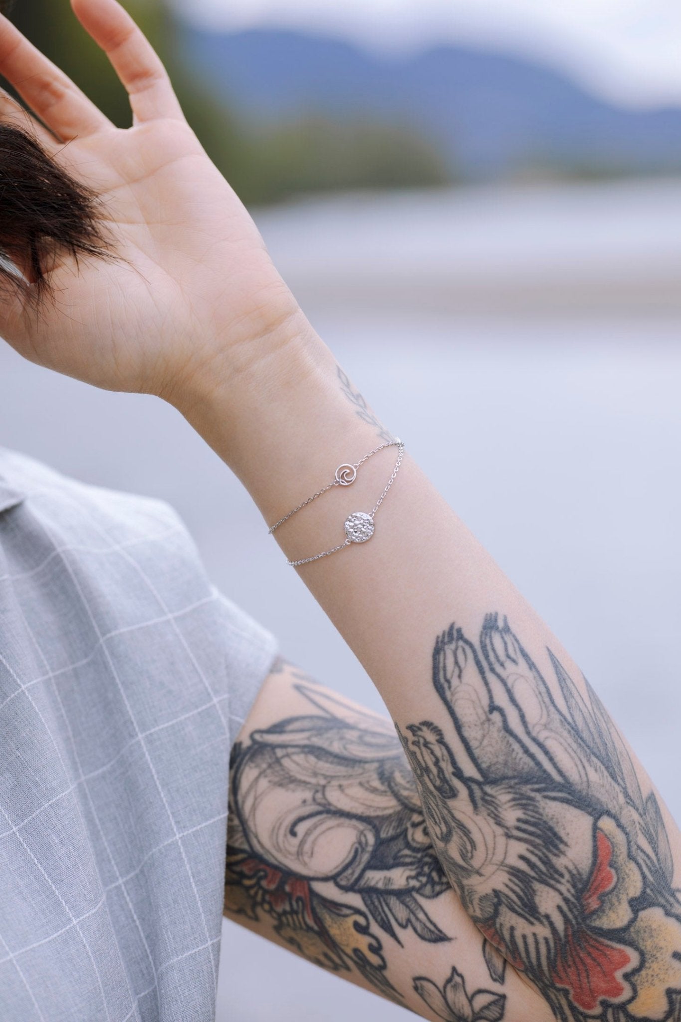 model wearing an 925 Sterling Silver circle wave adjustable bracelet design with cable chain