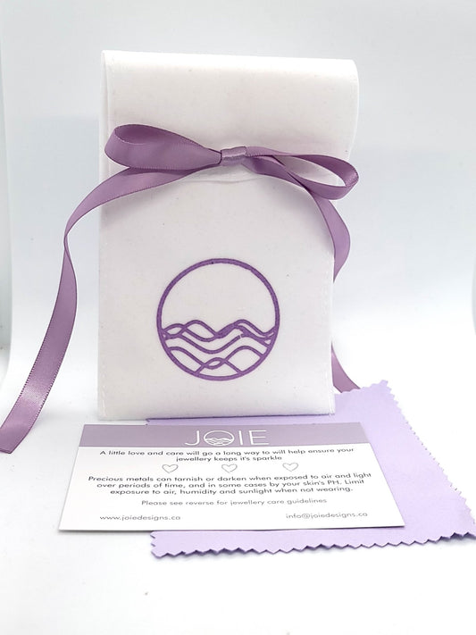 <img src="//www.joiedesigns.ca/cdn/shop/files/secret-santa-gift-bags-neklaces-927312.jpg?v=1733208116&width=1946" alt="" srcset="//www.joiedesigns.ca/cdn/shop/files/secret-santa-gift-bags-neklaces-927312.jpg?v=1733208116&width=246 246w, //www.joiedesigns.ca/cdn/shop/files/secret-santa-gift-bags-neklaces-927312.jpg?v=1733208116&width=493 493w, //www.joiedesigns.ca/cdn/shop/files/secret-santa-gift-bags-neklaces-927312.jpg?v=1733208116&width=600 600w, //www.joiedesigns.ca/cdn/shop/files/secret-