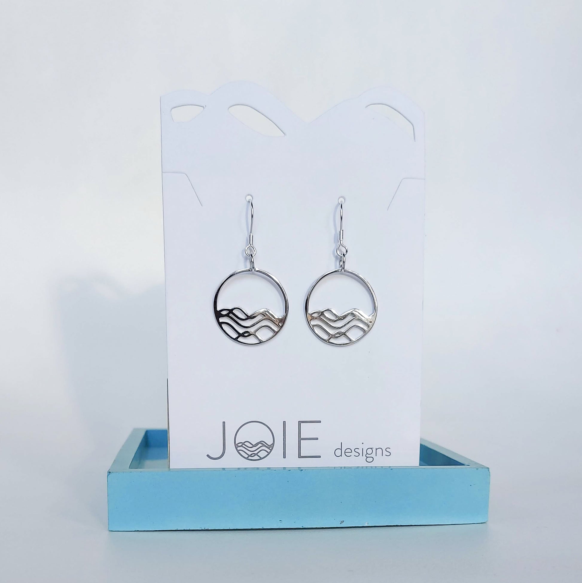 925 sterling silver high tide in the circle shape dangle earring on a jewelry card
