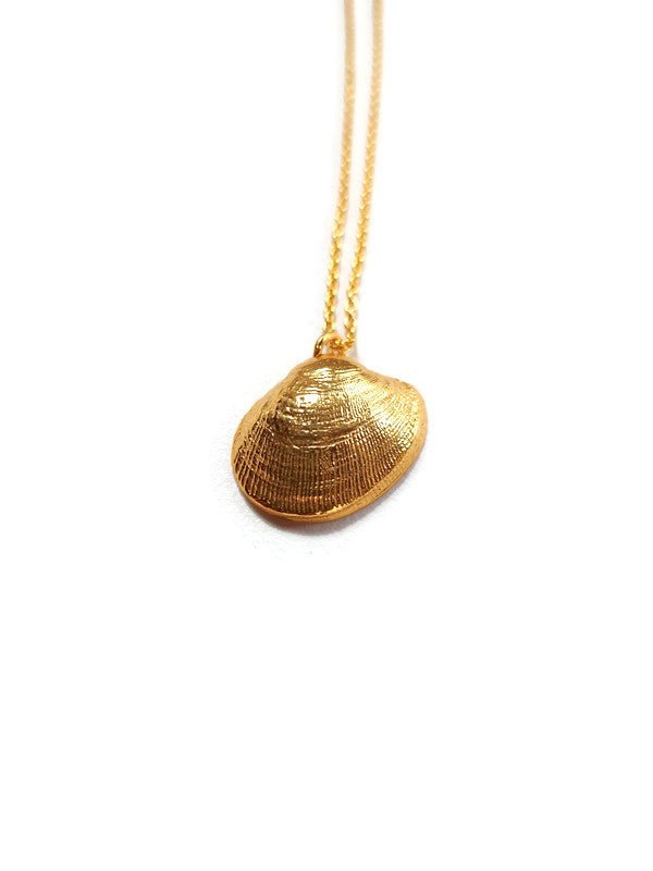 beautifully detailed clam shell necklace. gold plated silver pendant necklace. beach inspired jewelry, ocean inspired jewelry